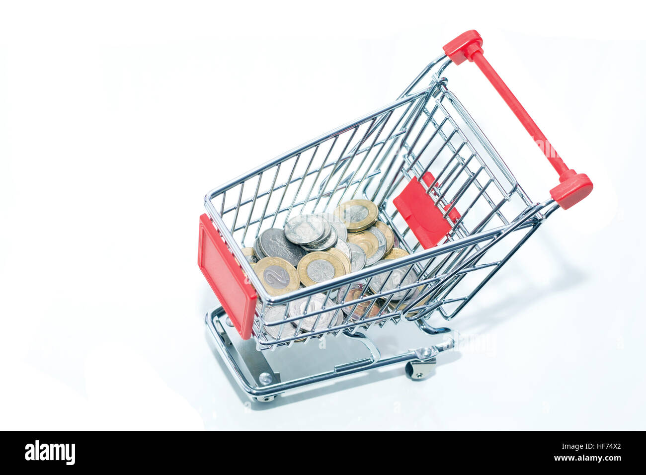 Trolley mit Münzen. Die Konzeption des wie, kostengünstige Geld während shoppin Stockfoto