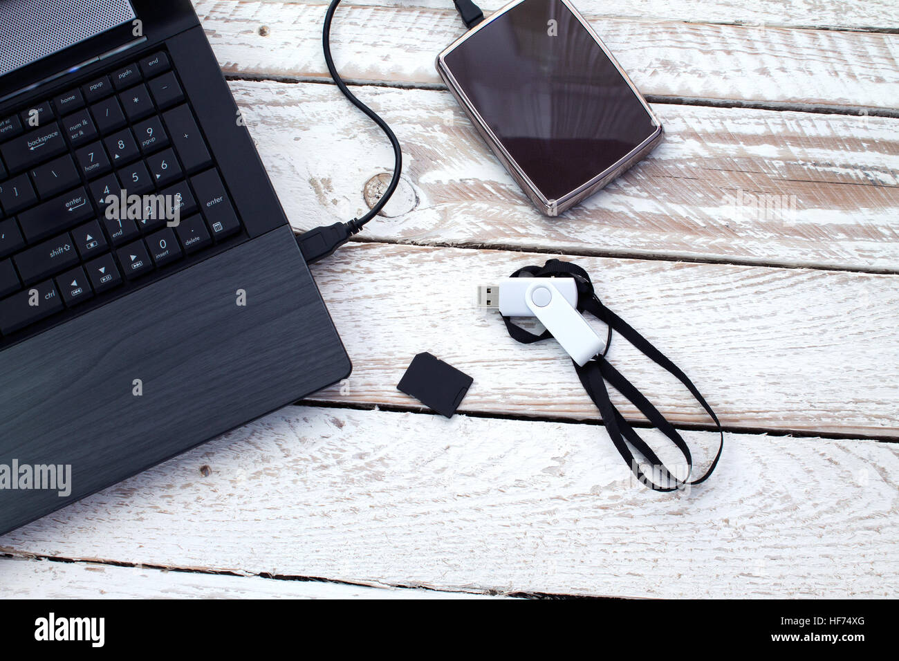 Laptop mit USB-Stick, SD-Karte und externe Festplatte. Konzept der Datenspeicherung. Stockfoto