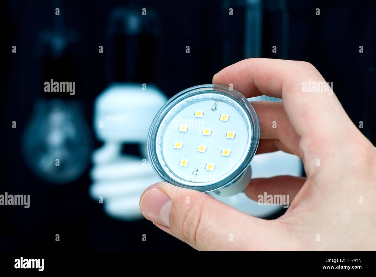 Menschen denken über Geld zu sparen. Neue Lösungen im Bereich der Energieeinsparung Stockfoto