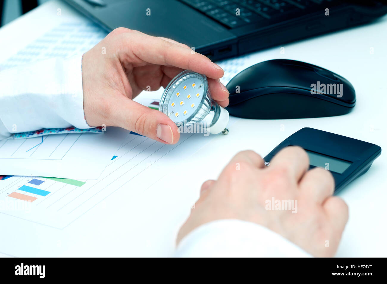 Menschen denken über Geld zu sparen. Neue Lösungen im Bereich der Energieeinsparung Stockfoto