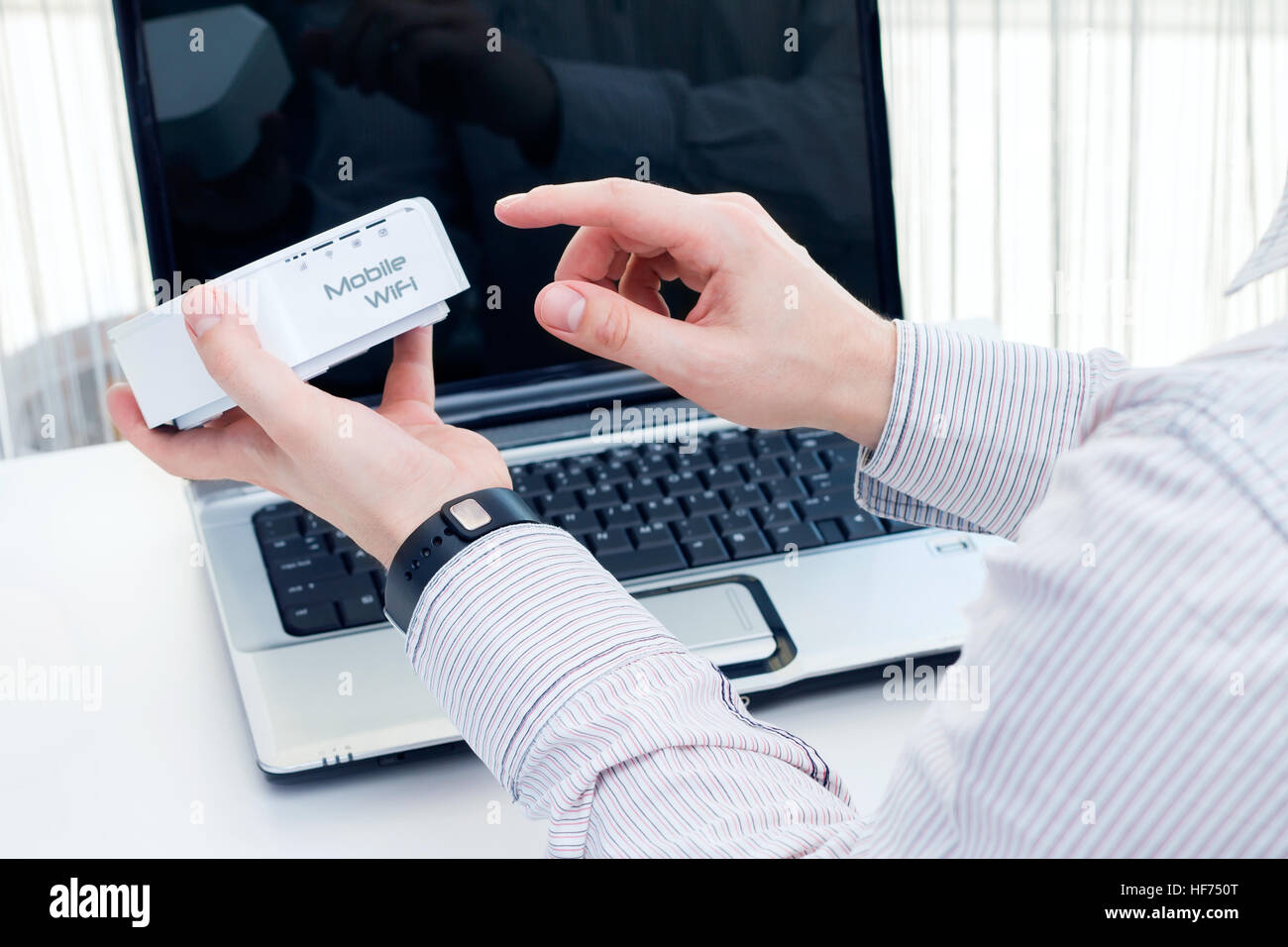 Geschäftsmann schaltet der mobile WLAN-router Stockfoto