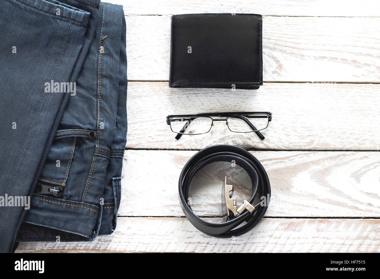 Mann die neuesten Trends und Mode-Accessoires. Komposition auf weißen Holzbrett Stockfoto