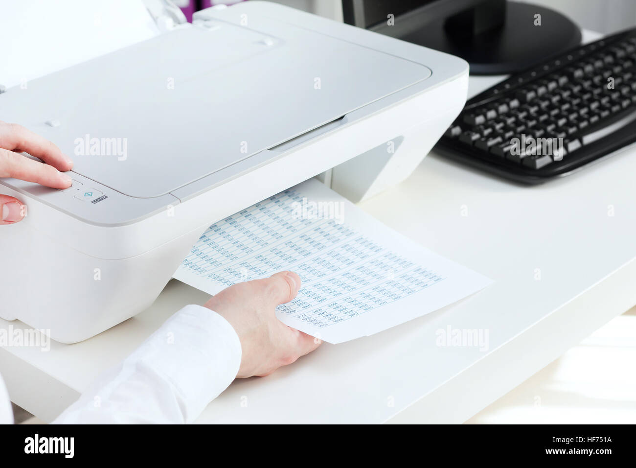 Mann nimmt Sie einige Dokumente aus Drucker Stockfoto