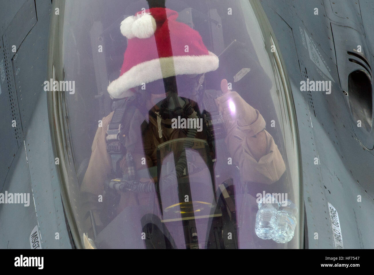 Ein US Air Force General Dynamics F-16 Fighting Falcon Jagdflugzeug trägt eine Weihnachtsmann-Mütze während des Fluges am Weihnachtstag 25. Dezember 2016 über den Irak. Stockfoto