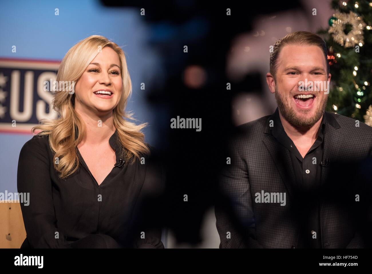 Country-Sängerin Kellie Pickler und Ehemann Countrymusik Songwriter Kyle Jacobs lachen bei einem Fernseh-Interview über ihre bevorstehende USO Tour in den Nahen Osten, US-Truppen vor dem National Press Club 23. Dezember 2016 in Washington, DC zu besuchen. Stockfoto