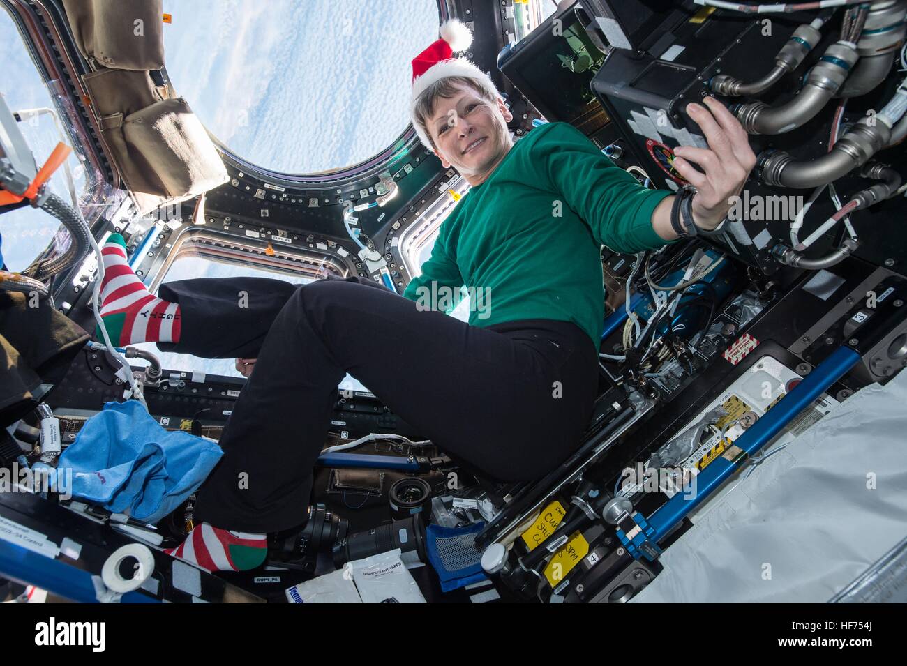 NASA-Expedition 50 erstklassige Besatzung Astronaut Peggy Whitson trägt einen Weihnachtsmann Hut um Urlaubsgrüße aus an Bord der internationalen Raumstation ISS Kuppel-Modul 18. Dezember 2016 in der Erdumlaufbahn zu senden. Stockfoto