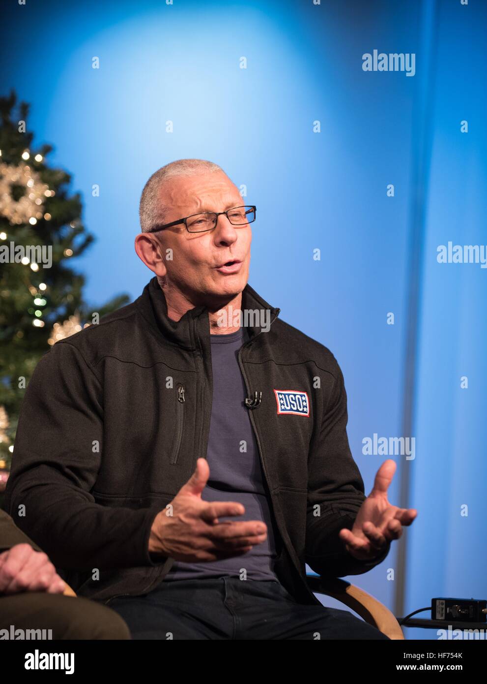 Starkoch Robert Irvine spricht über seine bevorstehende USO Tour in den Nahen Osten, US-Truppen in einem Fernseh-Interview vor dem National Press Club 23. Dezember 2016 in Washington, DC zu besuchen. Stockfoto