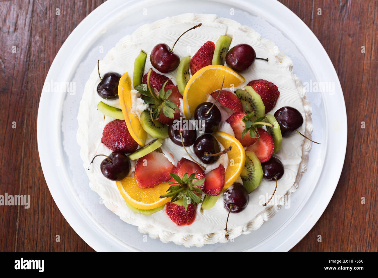 Draufsicht der leckeren Kuchen mit verschiedenen Arten von Früchten topping Stockfoto