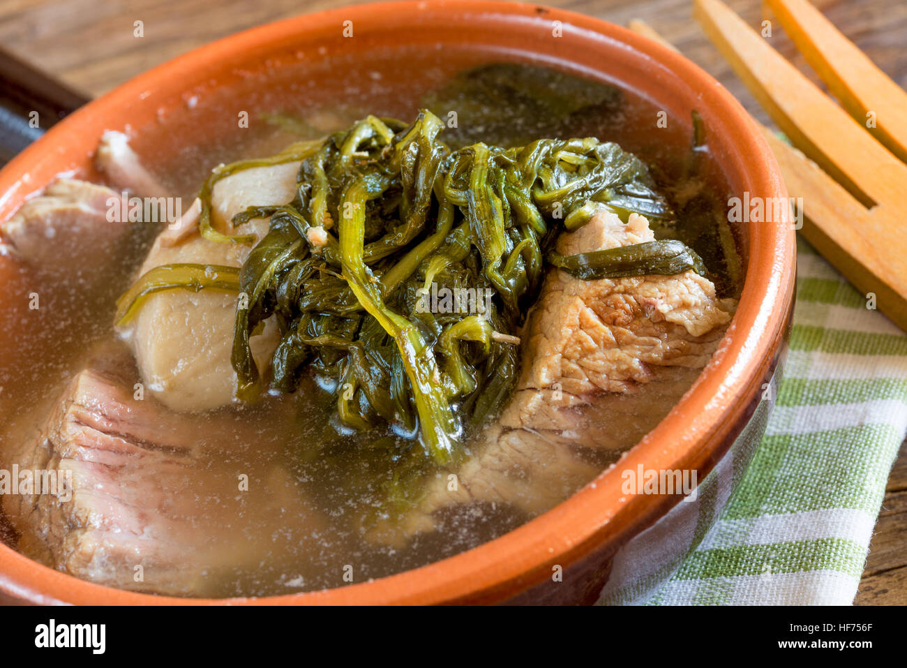 Neapolitanische Suppe mit Gemüse und Fleisch gemischt Rind und Schwein Fett neapolitanischen Essen in der Weihnachtszeit Stockfoto