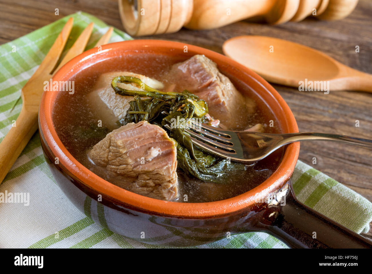 Neapolitanische Suppe mit Gemüse und Fleisch gemischt Rind und Schwein Fett neapolitanischen Essen in der Weihnachtszeit Stockfoto