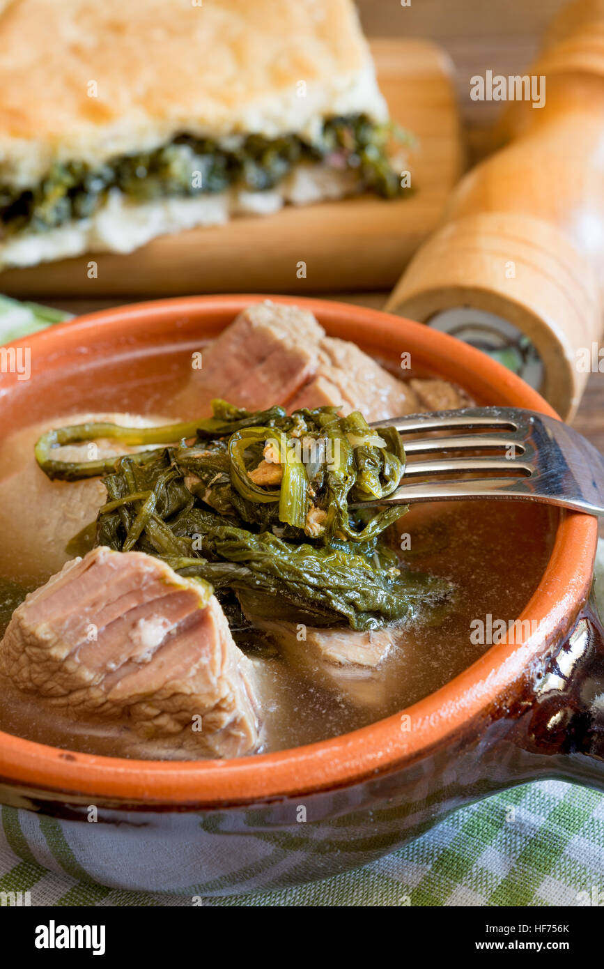 Neapolitanische Suppe mit Gemüse und Fleisch gemischt Rind und Schwein Fett neapolitanischen Essen in der Weihnachtszeit Stockfoto