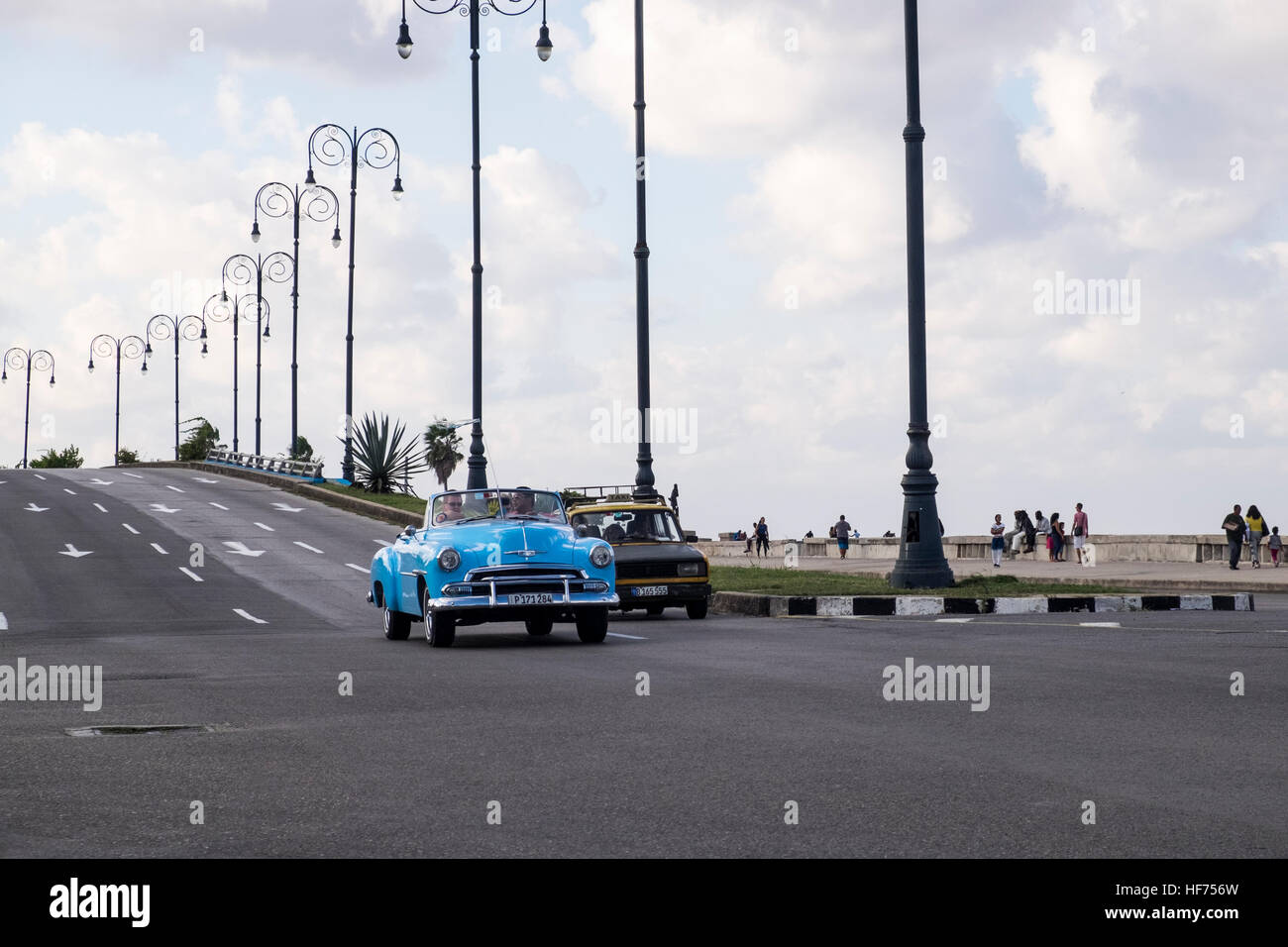 Alten 1950er Jahre amerikanische Oldtimer auf der Avenida Carlos Manuel de Céspedes, La Havanna, Kuba. Stockfoto