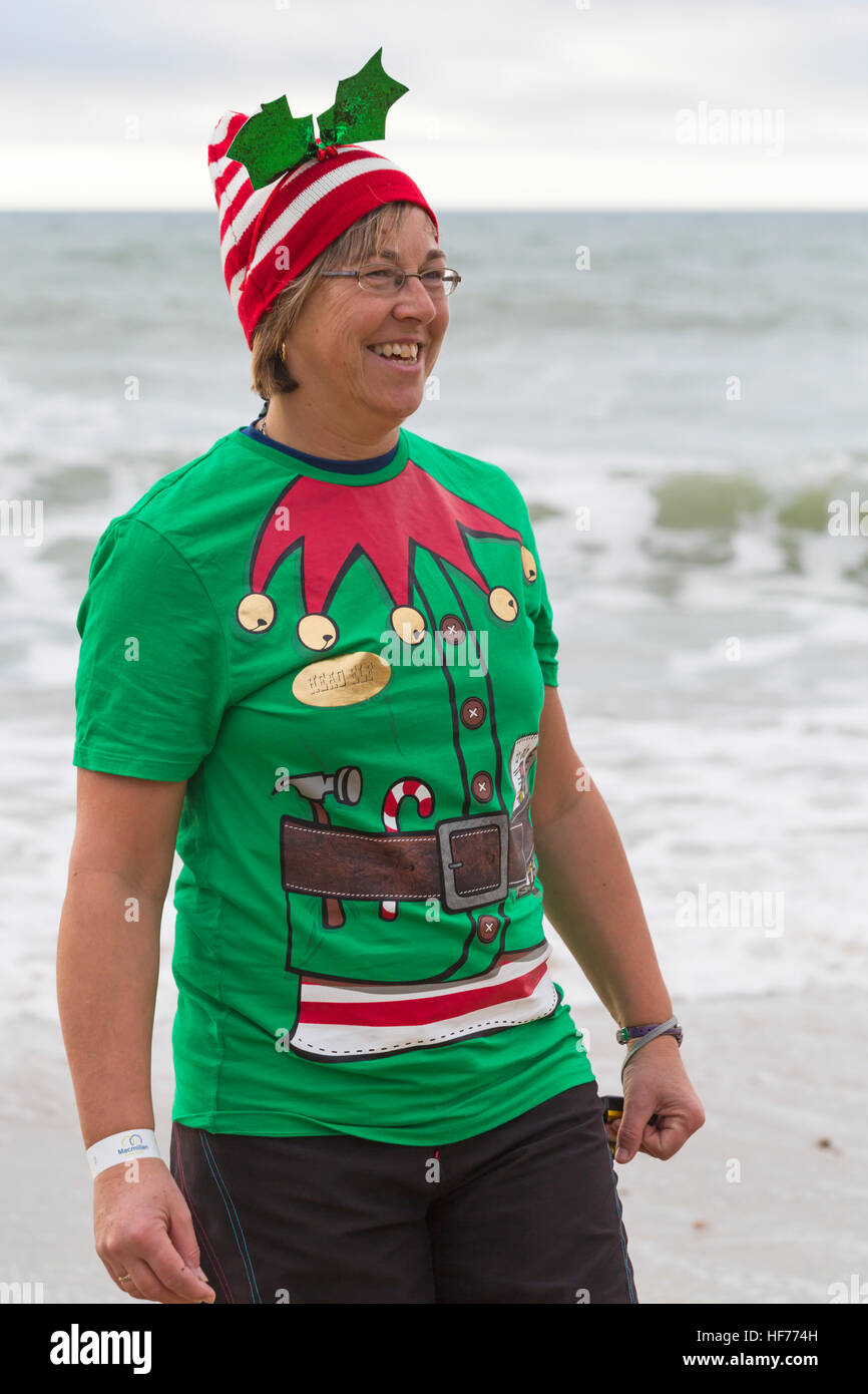 Kopf Elf nimmt Teil an den weißen Weihnachten Dip charity Schwimmen in Boscombe, Bournemouth, Dorset UK am Weihnachtstag Dezember Stockfoto