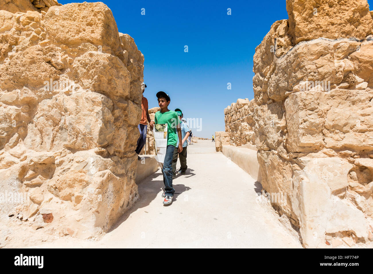 MASADA, ISRAEL - 7. April 2016: Kinder mit einer Karte erkunden alten Hügel und Ruinen von Roman Fortress in Masada Nationalpark, ein UNESCO-Welterbe Stockfoto