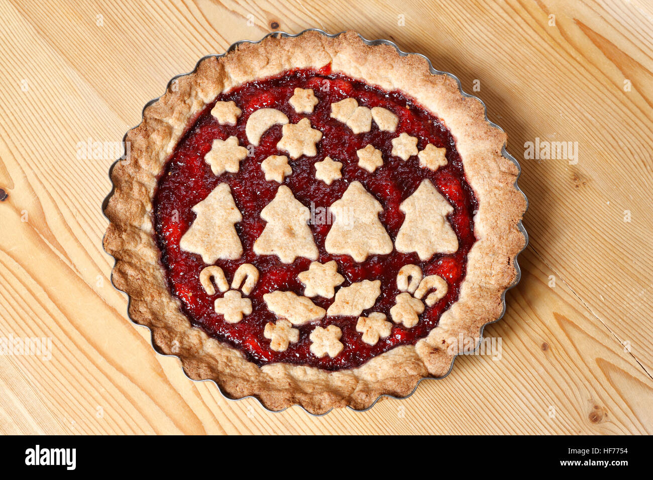 Linzer Torte auf Holzbrett dekoriert Stockfoto