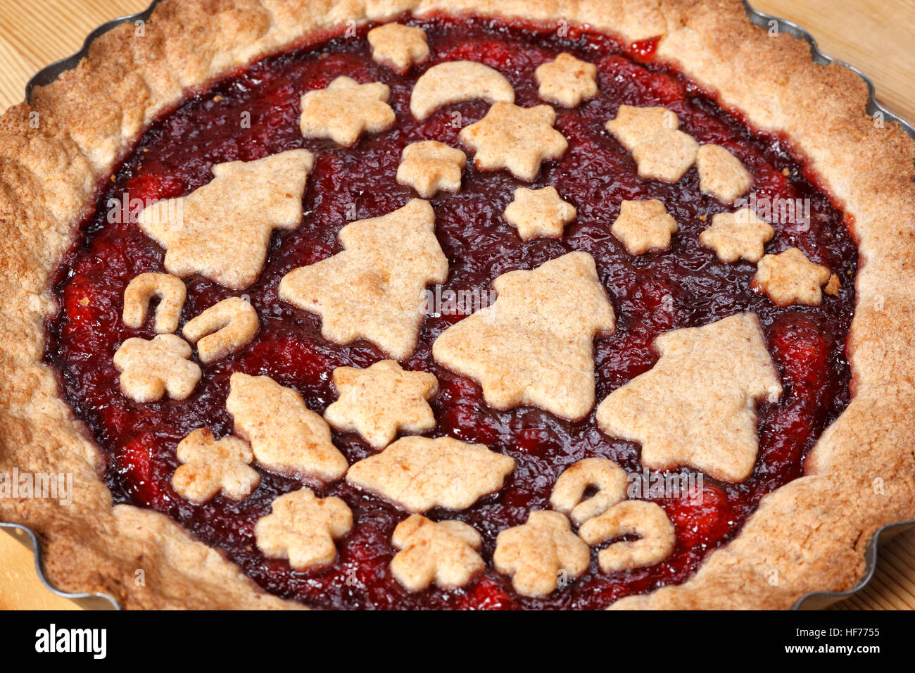 Linzer Torte auf Holzbrett dekoriert Stockfoto