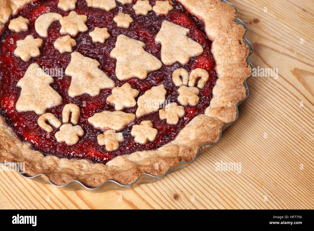 Linzer Torte auf Holzbrett dekoriert Stockfoto
