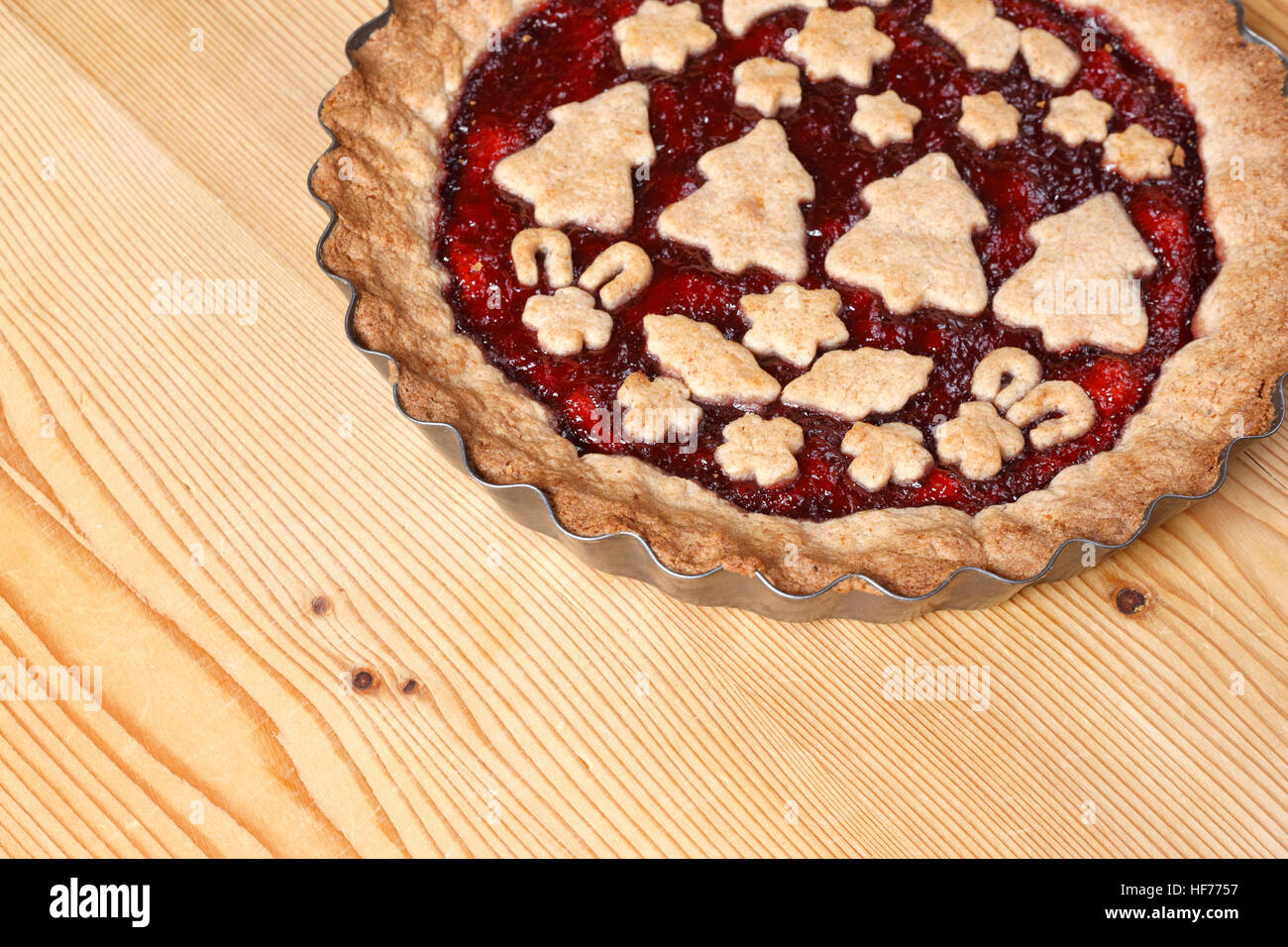 Linzer Torte auf Holzbrett dekoriert Stockfoto