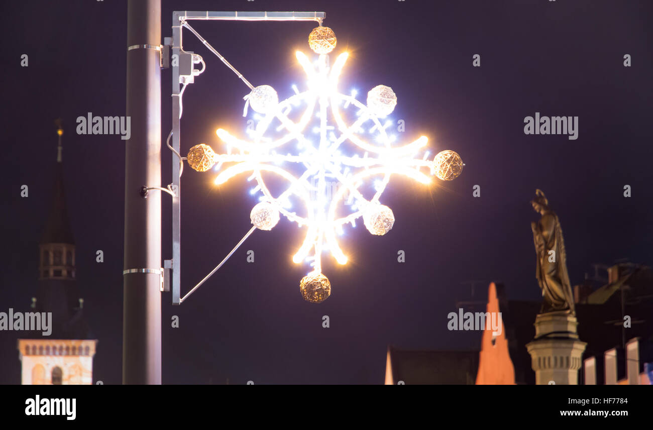 Beleuchteter Weihnachtsstern an einer Straenlaterne Stockfotografie - Alamy