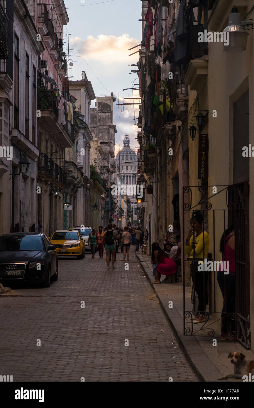 Blick auf die Hauptstadt Gebäude entlang der Lamparilla Street, La Havanna, Kuba. Stockfoto