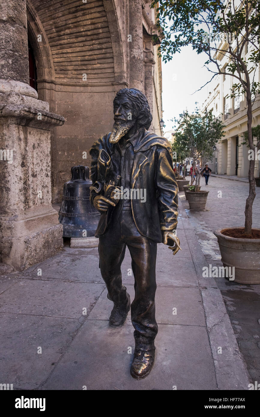 Bronzestatue von El Caballero de Paris, der Herr aus Paris auf Oficios, Plaza de San Francisco de Asisi, La Havanna, Kuba. Stockfoto