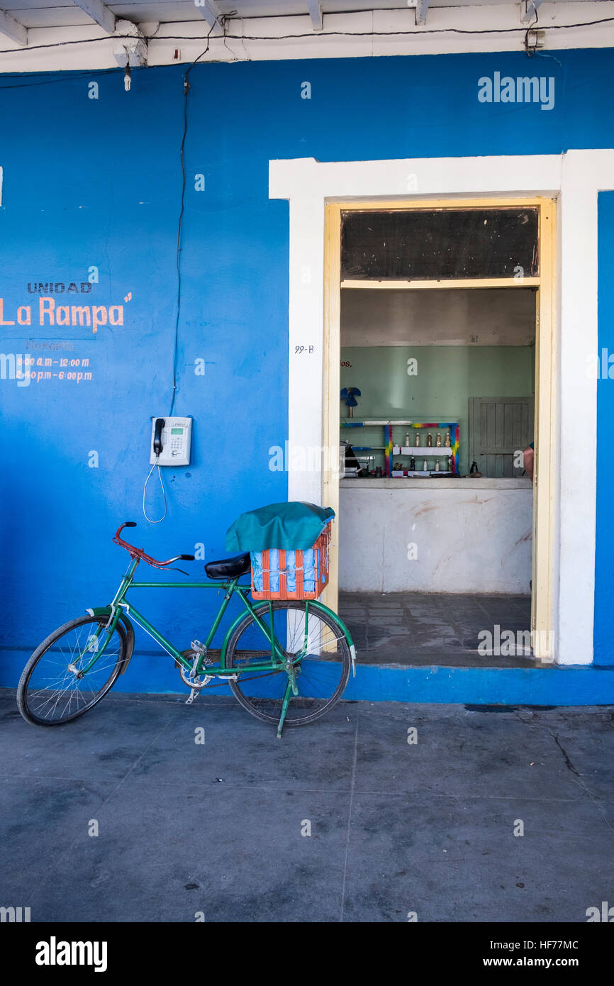 Fahrrad geparkt vor Geschäft in Vinales, Kuba Stockfoto