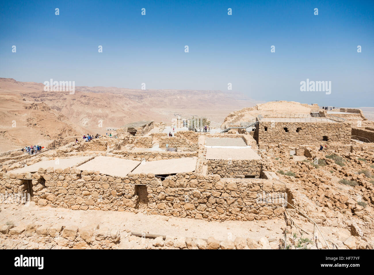 MASADA, ISRAEL - 7. April 2016: Menschen erforschen alten Hügel und Ruinen von Roman Fortress in Masada Nationalpark, ein UNESCO-Welterbe erklärten b Stockfoto