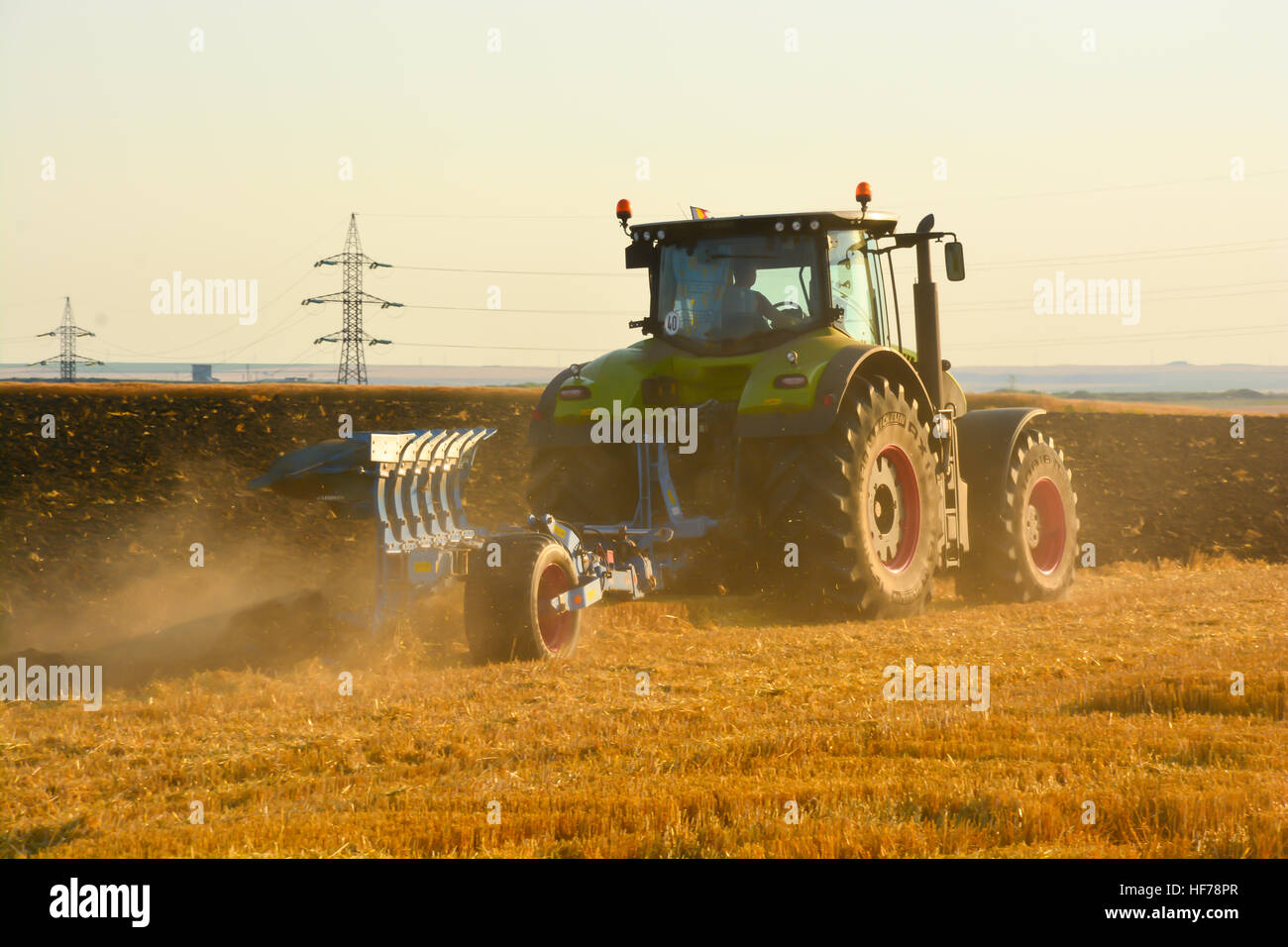 Moderne Landwirtschaft mit Traktor in gepflügtes Feld Stockfoto
