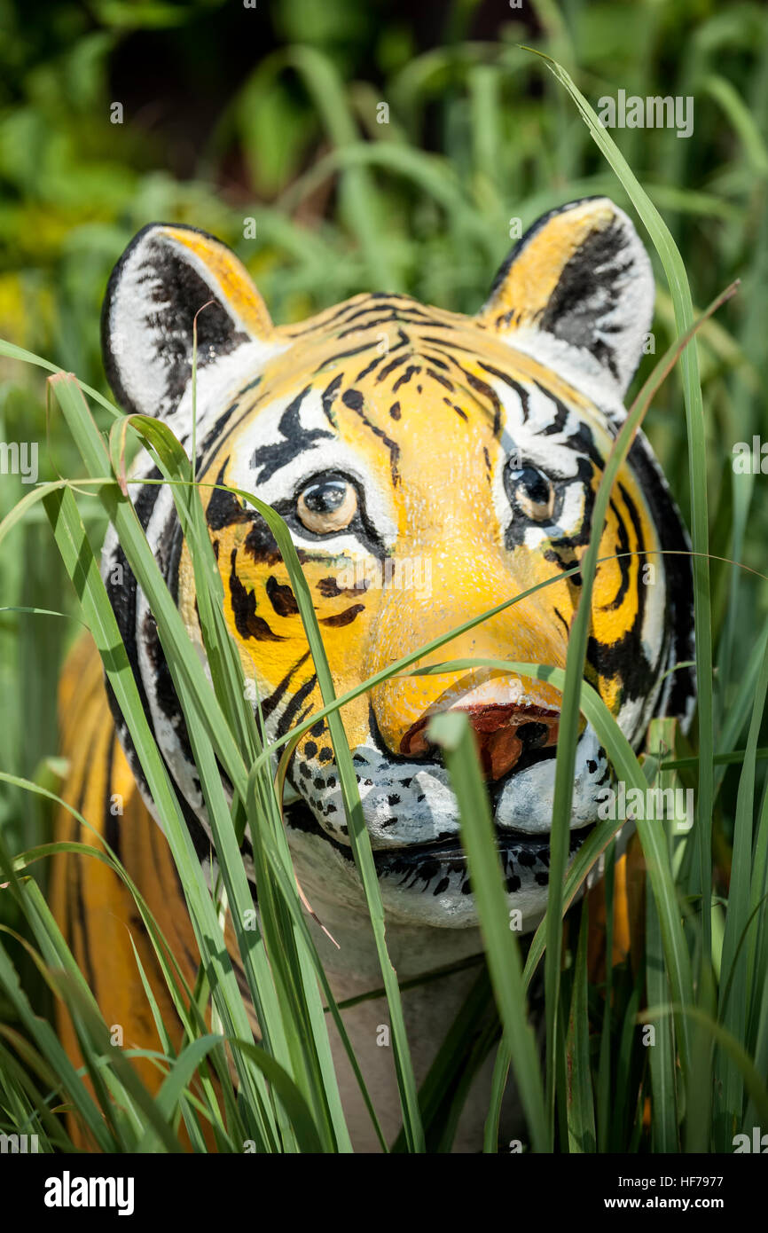 Fake-Tiger in Unkraut, Ranthambore, Rajasthan, Indien Stockfoto