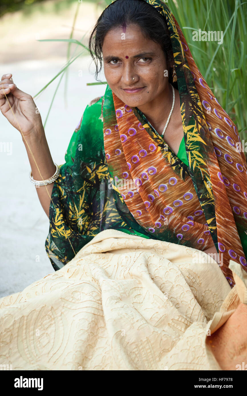 Frau nähen Wolldecke, Frauen des Dorfes Kunsthandwerksladen, Ranthambore, Rajasthan, Indien Stockfoto
