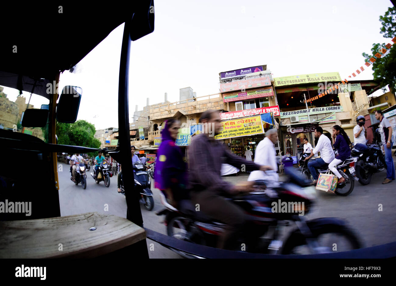 Transport von uns im klassischen tuk tuk durch die Straßen von Jaisalmer. Stockfoto