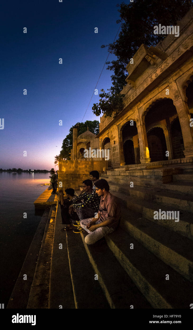 Typische Architektur und Menschen von Gadi Sagar See in Jaisalmer, Rajasthan, Indien Stockfoto