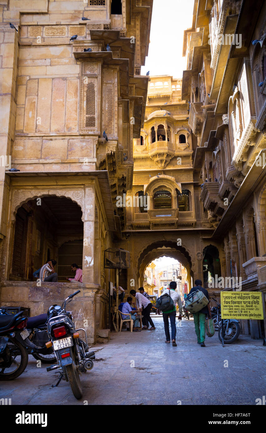 In den Straßen der goldenen Stadt, mit seinen Menschen, Motorräder und Tuk Tuk. Stockfoto