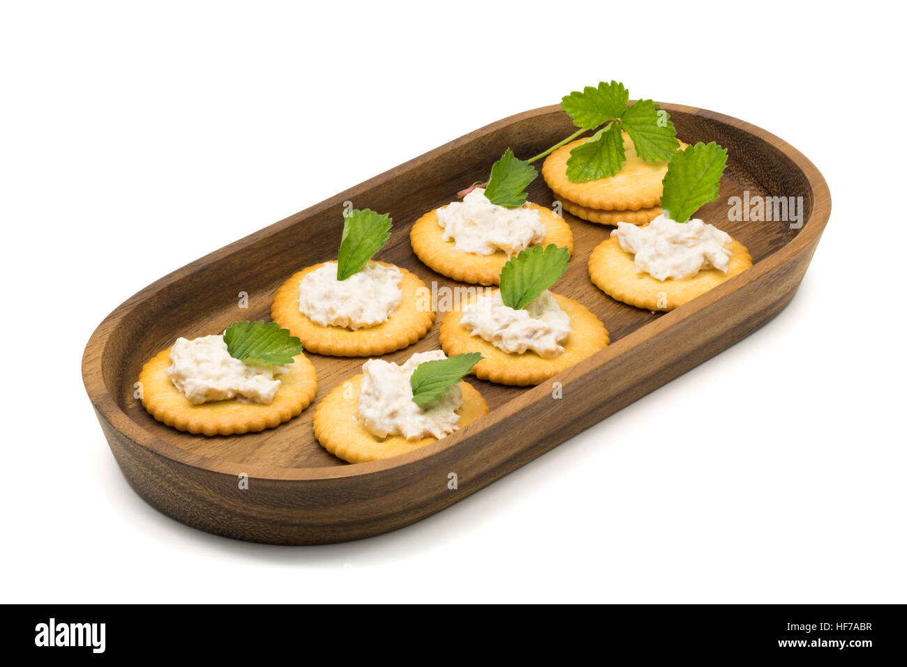 Cracker mit Thunfisch-Salat in ein Holztablett auf weißem Hintergrund Stockfoto