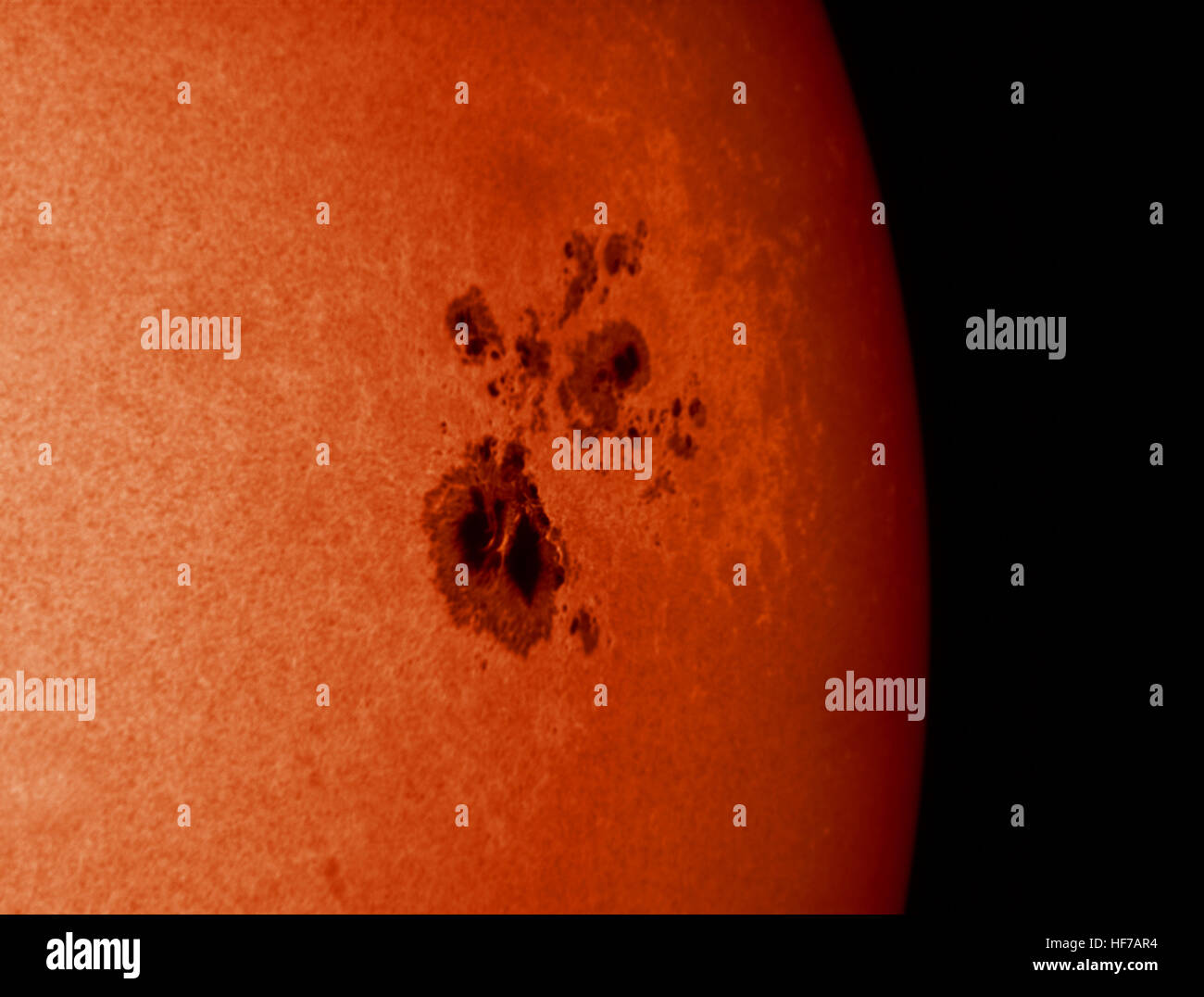 Detaillierte Weißlichtaufnahme von komplexen und großen Sonnenfleckgruppen auf der Sonnenoberfläche, aufgenommen durch solargefiltertes Teleskop. Stockfoto