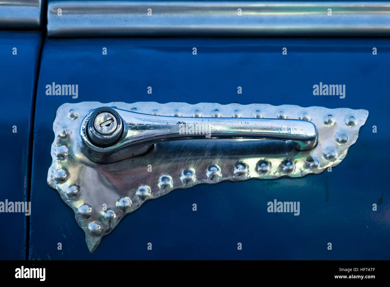 Chrom auto griffe -Fotos und -Bildmaterial in hoher Auflösung – Alamy