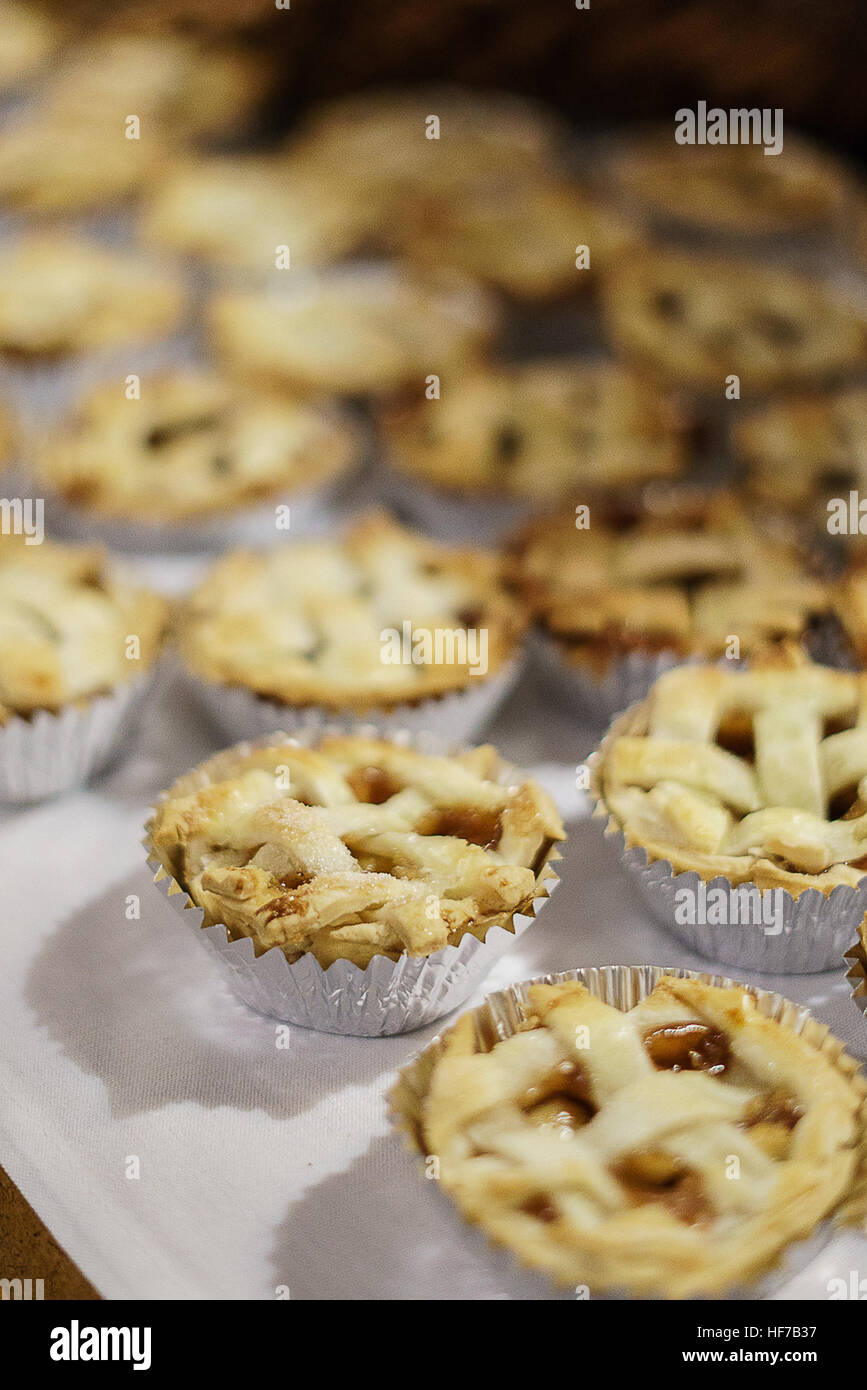 Gebackene mini apfelkuchen -Fotos und -Bildmaterial in hoher Auflösung ...
