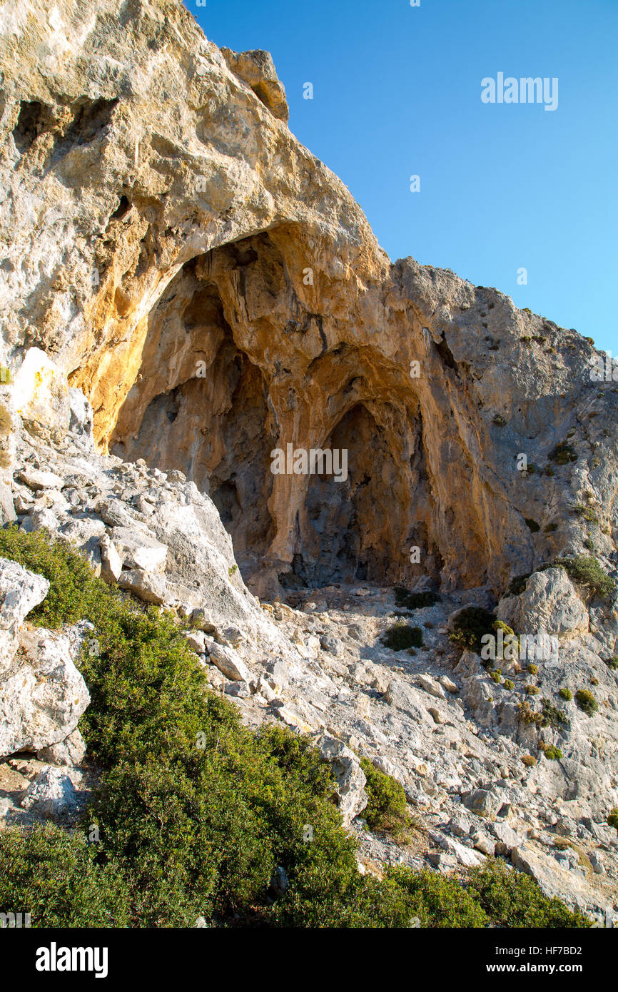 Höhlen in den Bergen auf der Insel Telendos Griechenland. Stockfoto