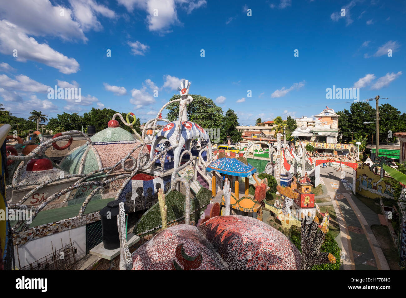 Künstlerische Umwandlung der einen Community-Bereich des Künstlers Jose  Fuster, hell mit farbigen Fliesen und skulpturale Formen, Jaimanitas, La  Havanna, Kuba Stockfotografie - Alamy