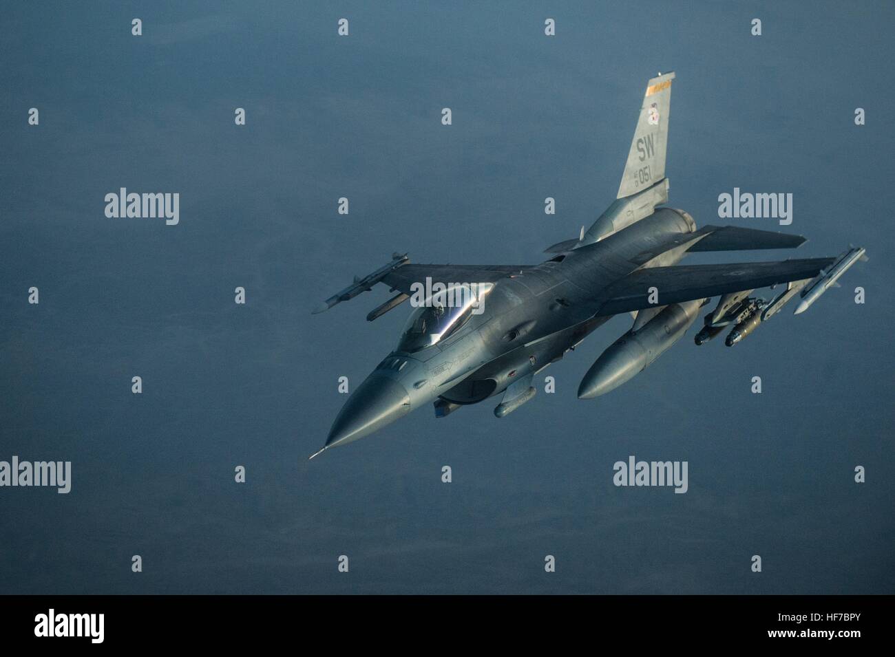 Ein Kampfflugzeug der General Dynamics F-16 Fighting Falcon fliegt während der Operation Freiheit Wächter 21. Dezember 2016 in Afghanistan. (Foto von Matthew B. Fredericks EURO1 Air Force über Planetpix) Stockfoto