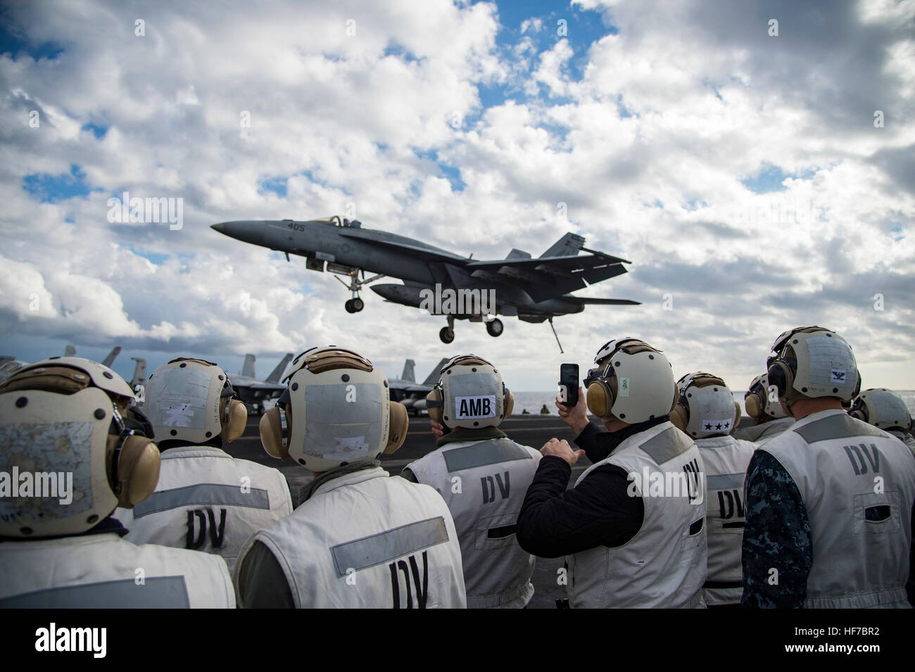 Spanische Besucher beobachten einen US Marine f-18 Kämpfer landen im Flugbetrieb auf dem Flugzeugträger der Nimitz-Klasse USS Dwight D. Eisenhower 21. Dezember 2016 im Mittelmeer. (Foto: PO3 Anderson W. Zweig / US Navy über Planetpix) Stockfoto