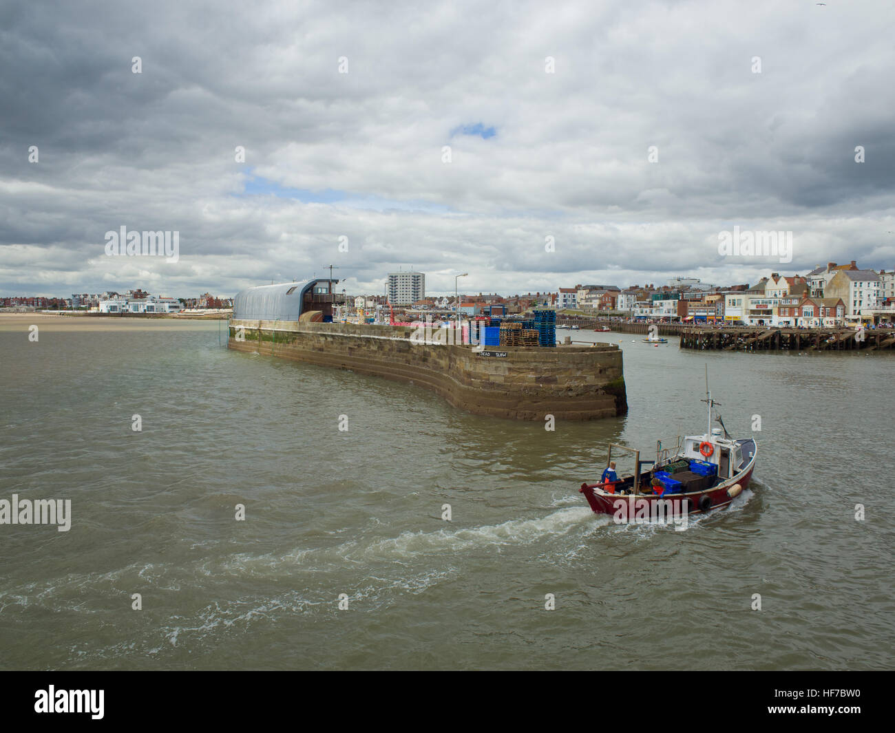 Kleines Fischerboot in Bridlington Harbour Ostküste Yorkshire UK Stockfoto