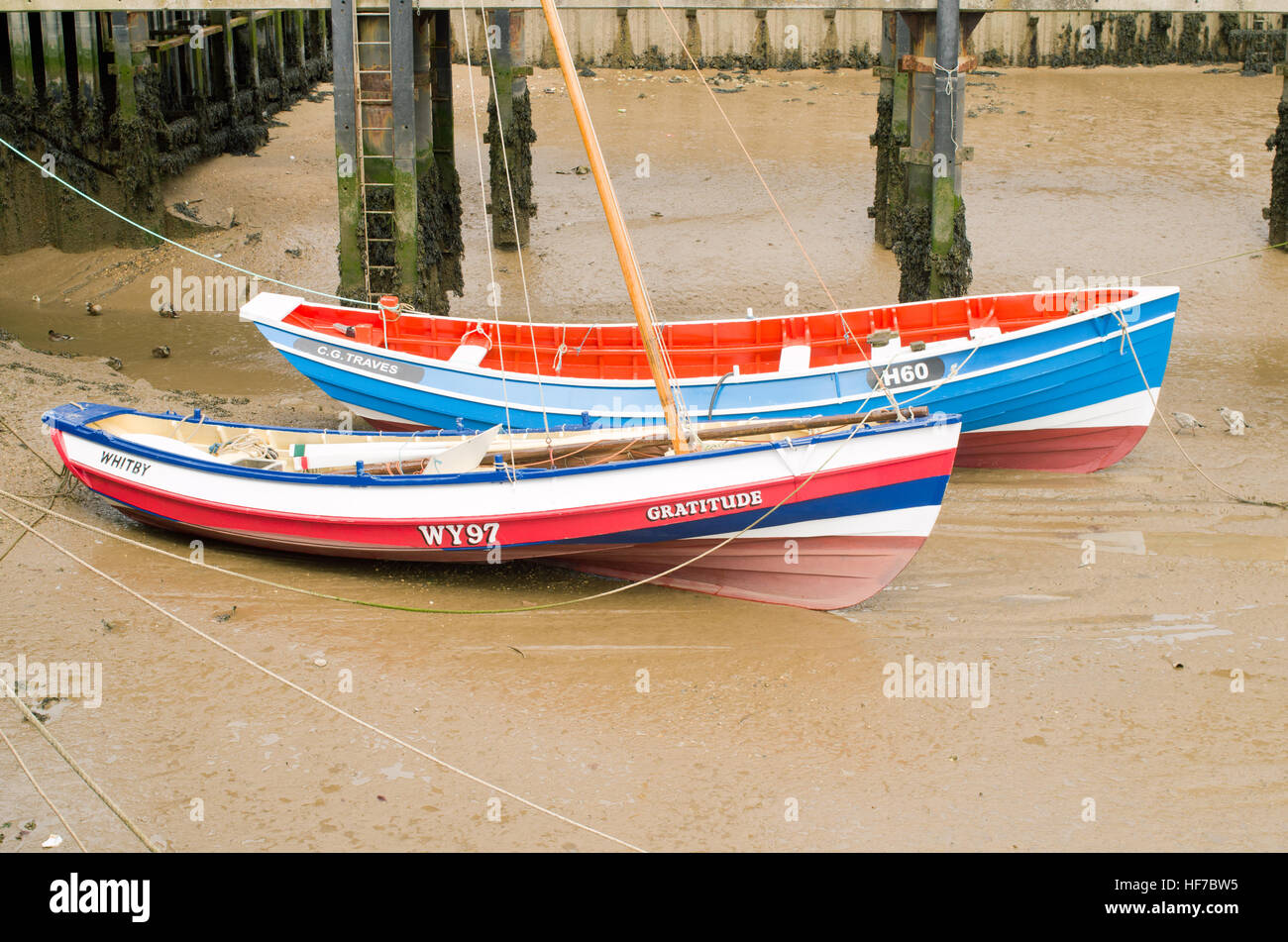 Klassischen Yorkshire Cobles kleine hölzerne Küstenfischerei Boote, Bridlington Harbour East Yorkshire UK Stockfoto