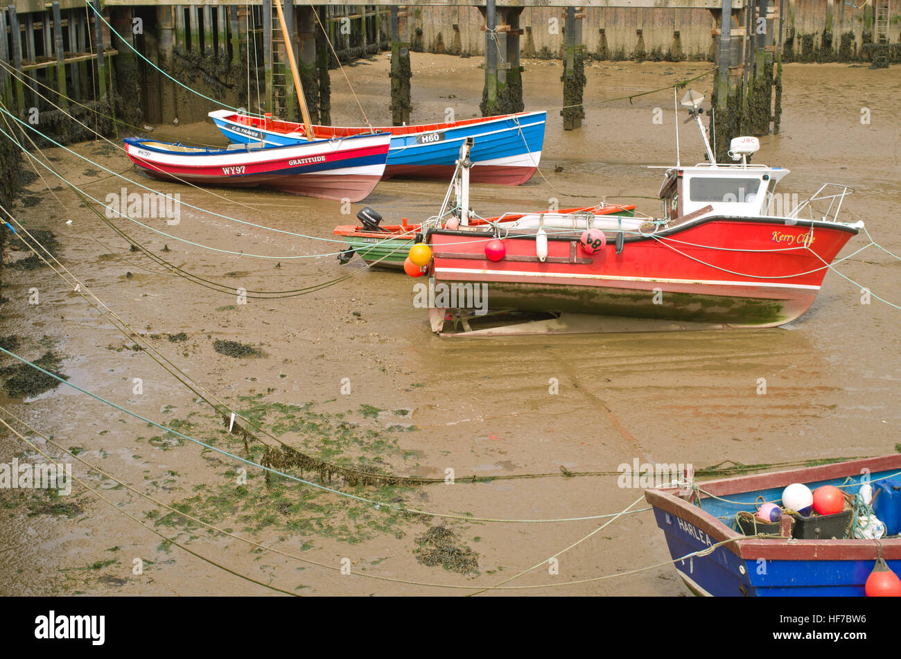 Kleine Boote ausgetrocknet, bei niedrigem Wasserstand, Bridlington Harbour Ostküste Yorkshire Uk Stockfoto