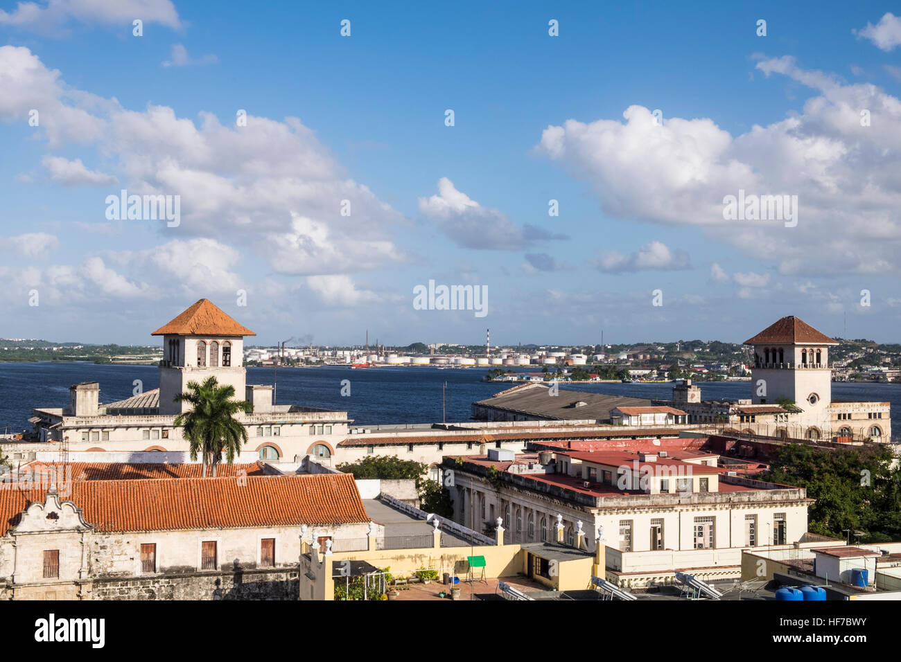 Blick über die Dächer bis zum Hafen in La Havanna, Kuba. Stockfoto
