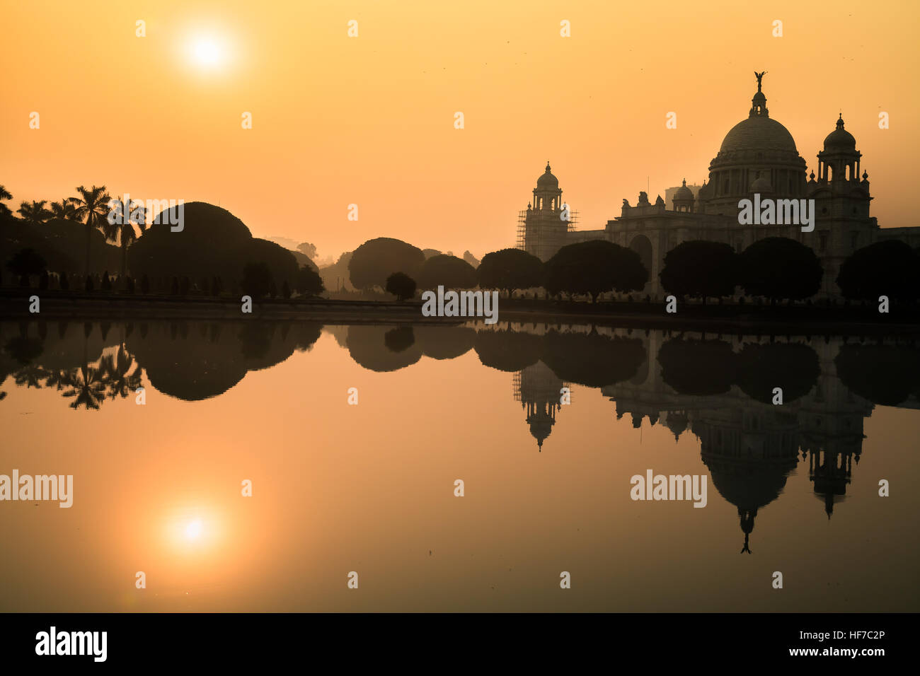 Silhouette Victoria Memorial architektonische Baudenkmal Kolkata, Indien bei Sonnenaufgang. Stockfoto