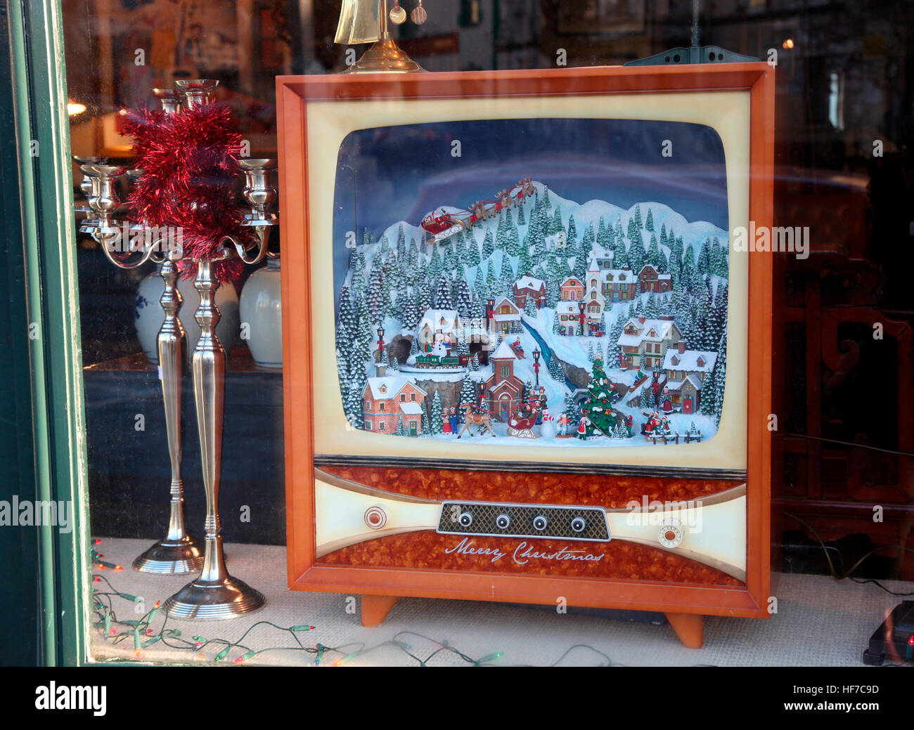 Weihnachts-Fenster von Matthews Auktionen, Oldcastle, Irland Stockfoto