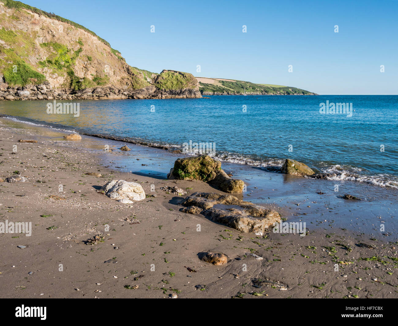 Einem einsamen Strand direkt an der South West Coast Path zwischen Par Sand und Polkerris. Stockfoto