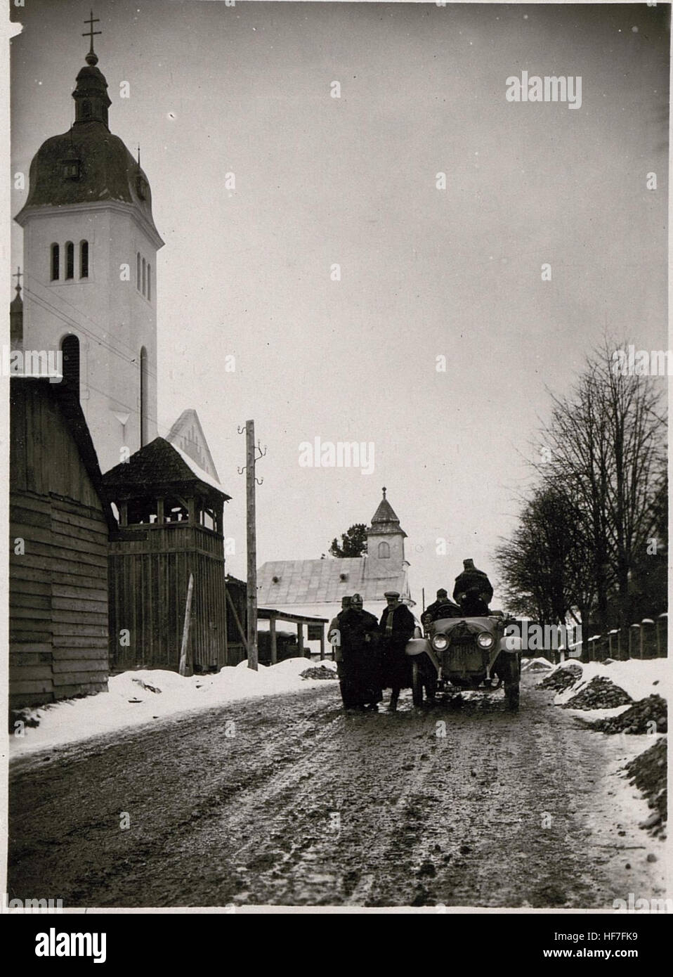 *Oberstltnt. Powolny in Dombo ist ein Militärfoto aus dem Ersten Weltkrieg, das einen Offizier der deutschen Armee während eines Feldzugs an der Ostfront zeigt. Das Bild ist Teil einer größeren Sammlung, die die Ereignisse und Figuren des Krieges, insbesondere an der Ostfront, dokumentiert. Stockfoto