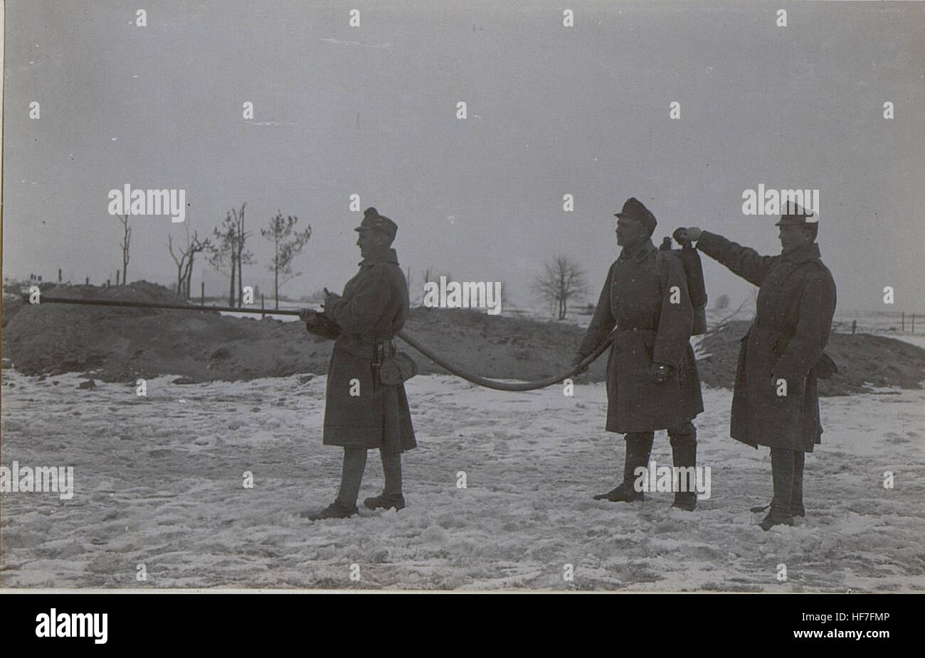 Dieses Bild aus den Europeana-Sammlungen zeigt eine deutsche Flammenwerfer-Einheit, die während des Ersten Weltkriegs im Einsatz war und einsatzbereit ist. Die Szene zeigt die brutale Natur des Grabenkrieges und den Einsatz chemischer Waffen im Kampf. Stockfoto